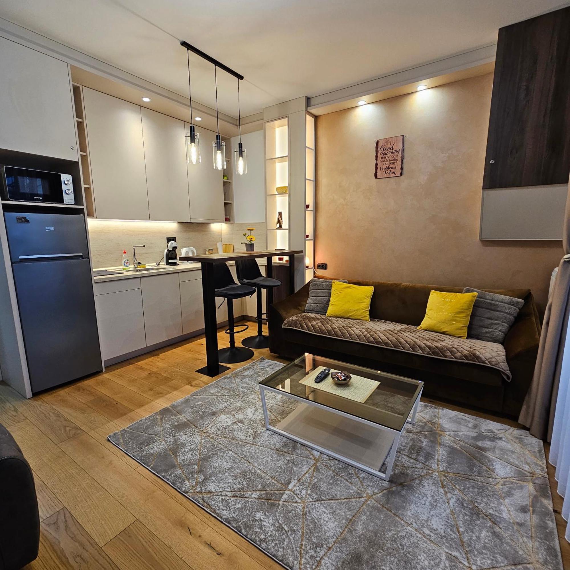 Aurora Lux 18 *
